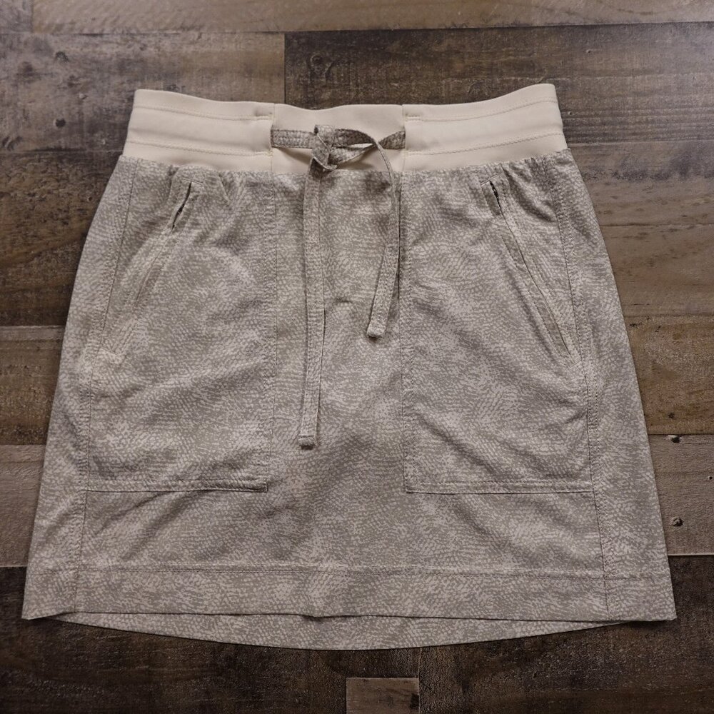 Athleta Chelsea Printed Cargo Skort Women’s Size 0 Beige Gray Activewear